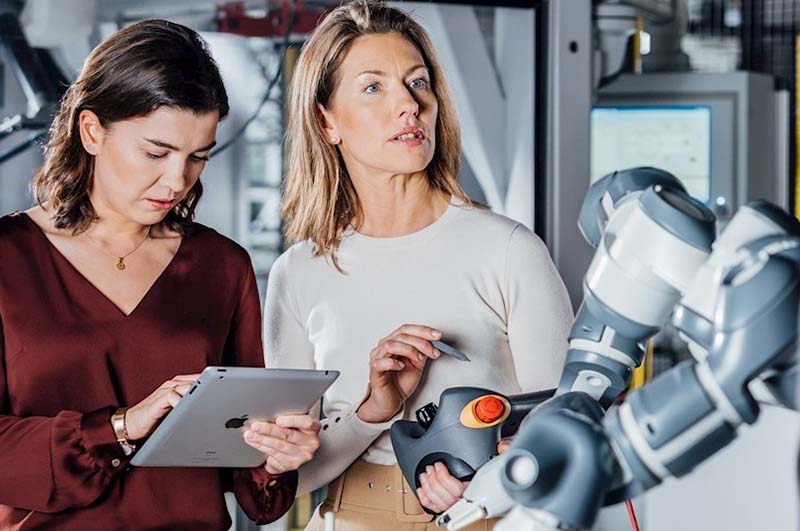 ABB и AI University Lab стартират платформа за обучение по роботика и електрическа мобилност ABB и AI University Lab стартират платформа за обучение по роботика и електрическа мобилност