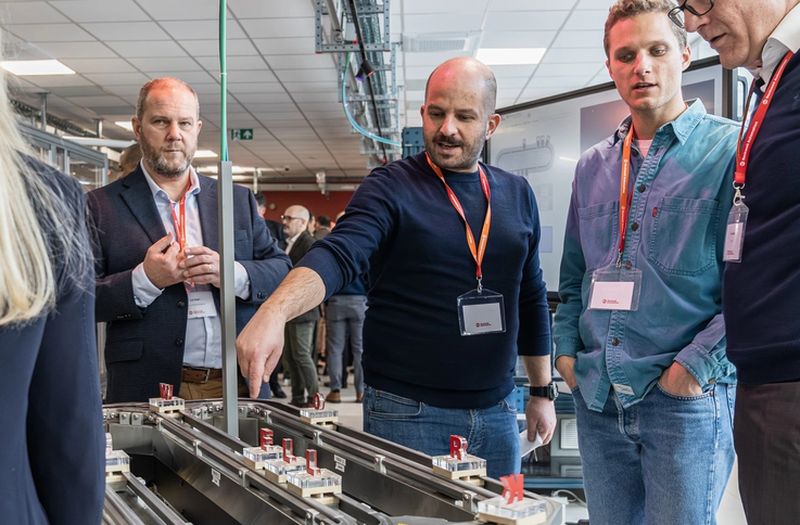 Rockwell Automation подкрепя европейската индустрия с нов високотехнологичен клиентски център Rockwell Automation подкрепя европейската индустрия с нов високотехнологичен клиентски център